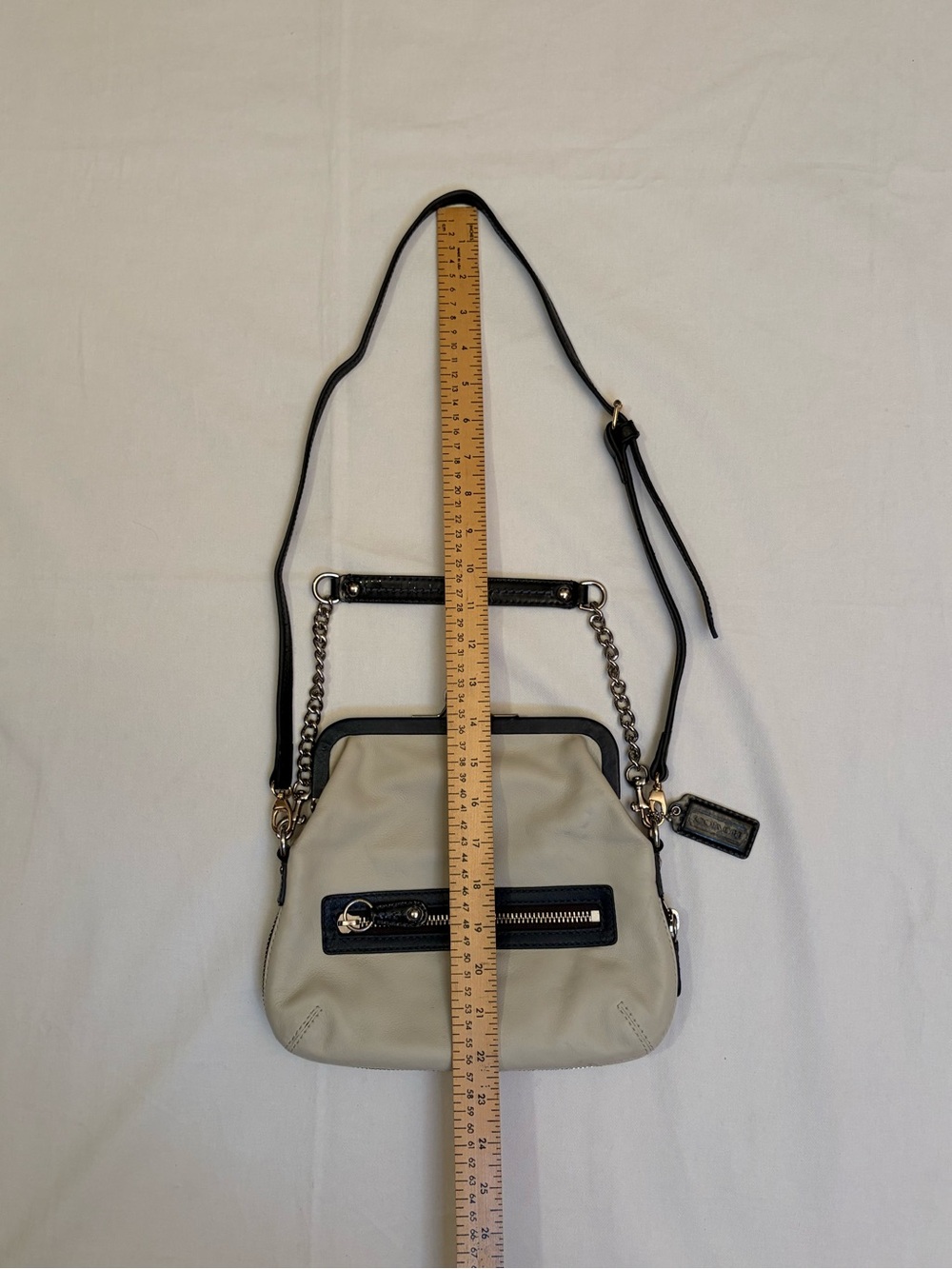 Vintage Coach 13378 Bonnie Cashin Kiss Lock Crossbody Cream Leather Navy Trim - Picture 14 of 16